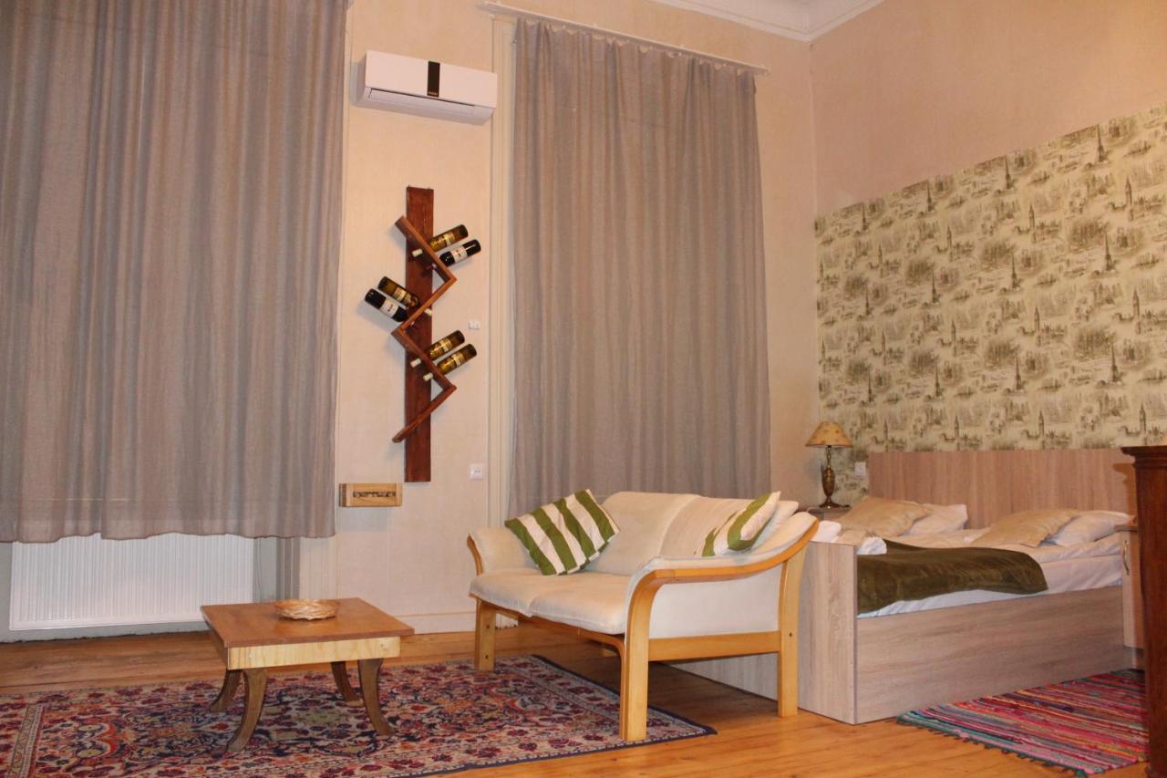 Solo Room Apartment Tbilisi Bagian luar foto